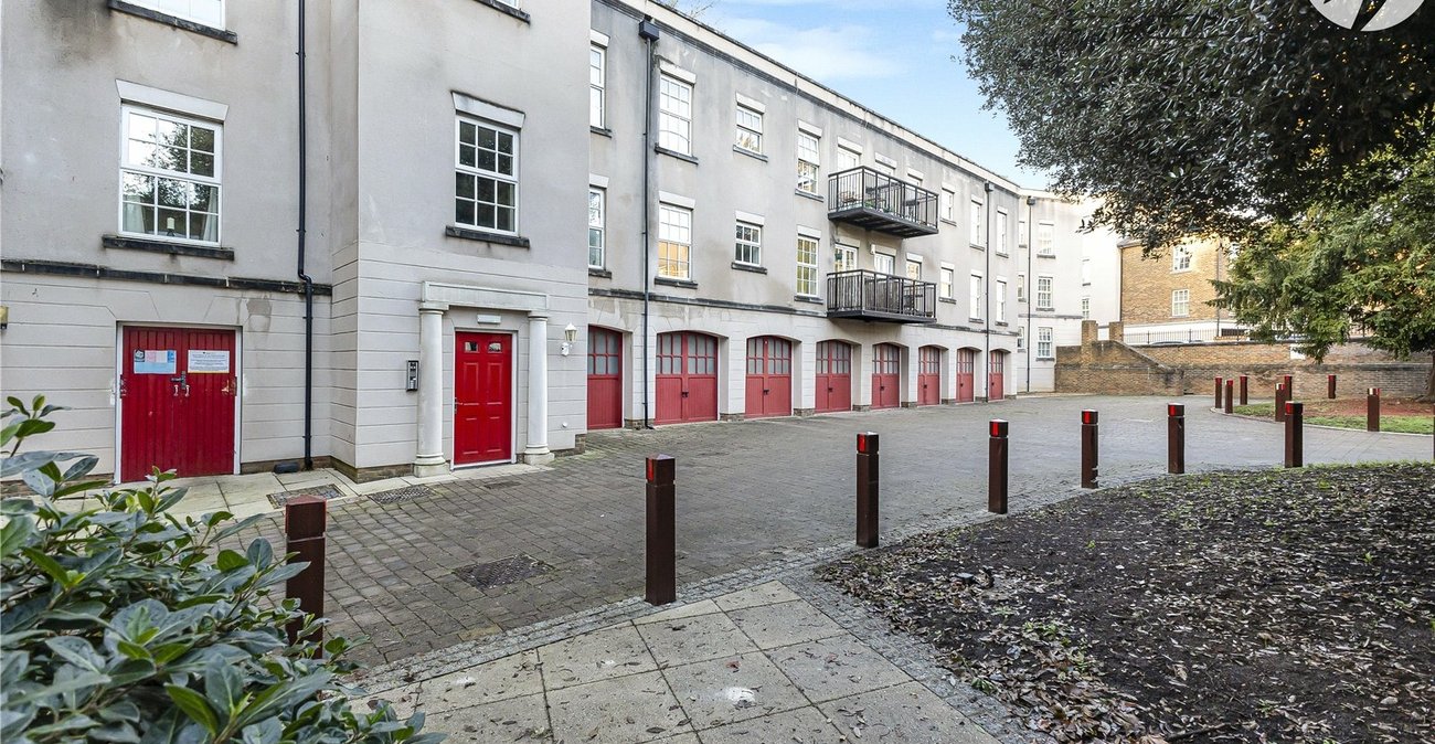 2 bedroom property for sale in Greenhithe | Robinson Jackson