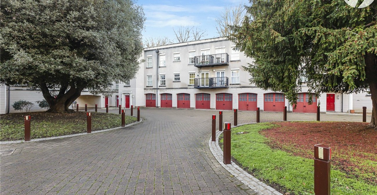 2 bedroom property for sale in Greenhithe | Robinson Jackson