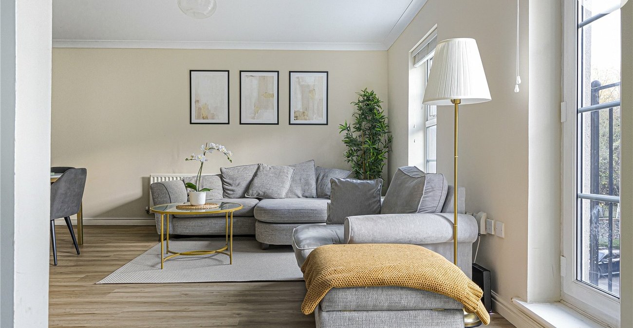 2 bedroom property for sale in Greenhithe | Robinson Jackson