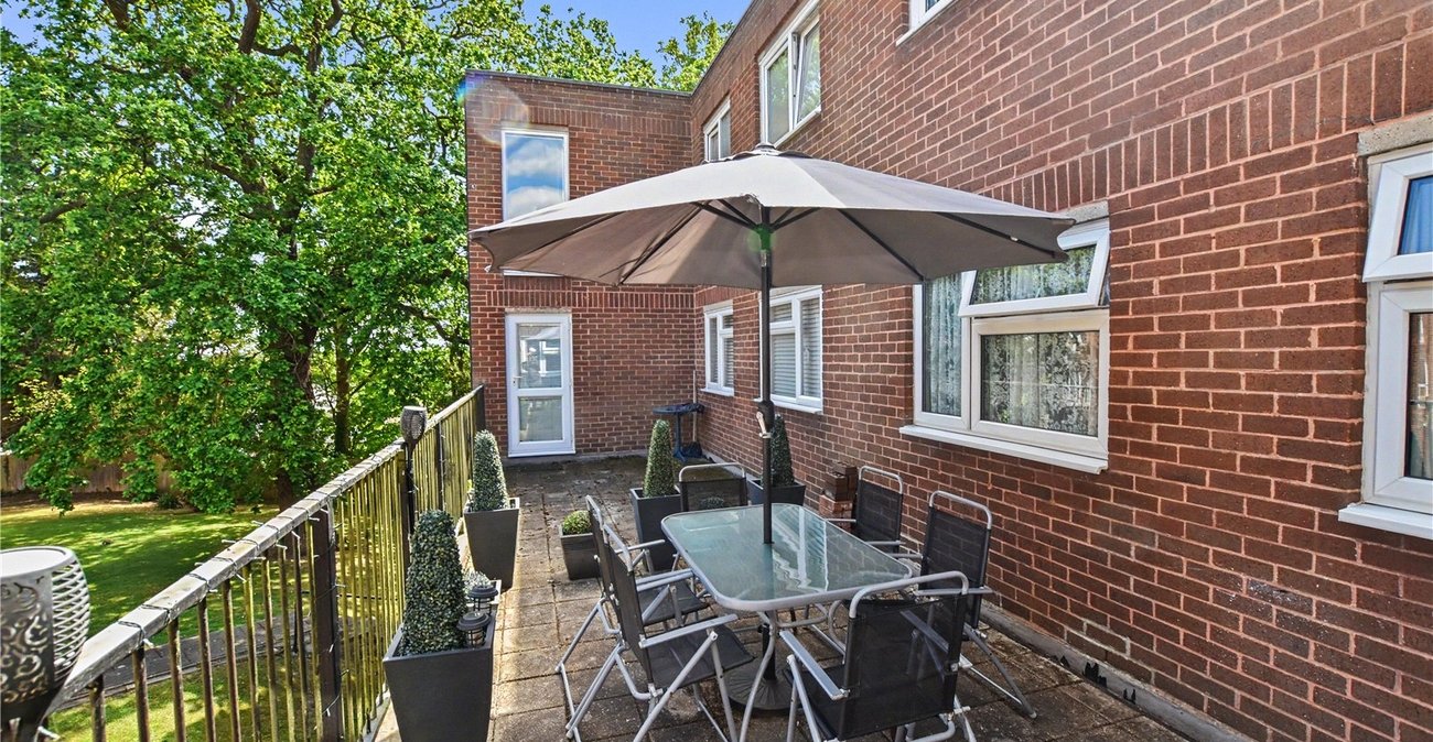 2 bedroom property for sale in Gravel Hill Close | Robinson Jackson