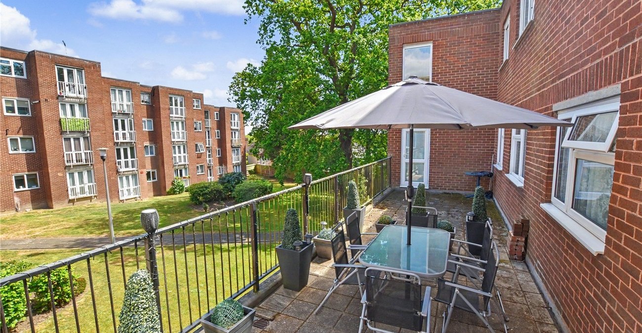 2 bedroom property for sale in Gravel Hill Close | Robinson Jackson