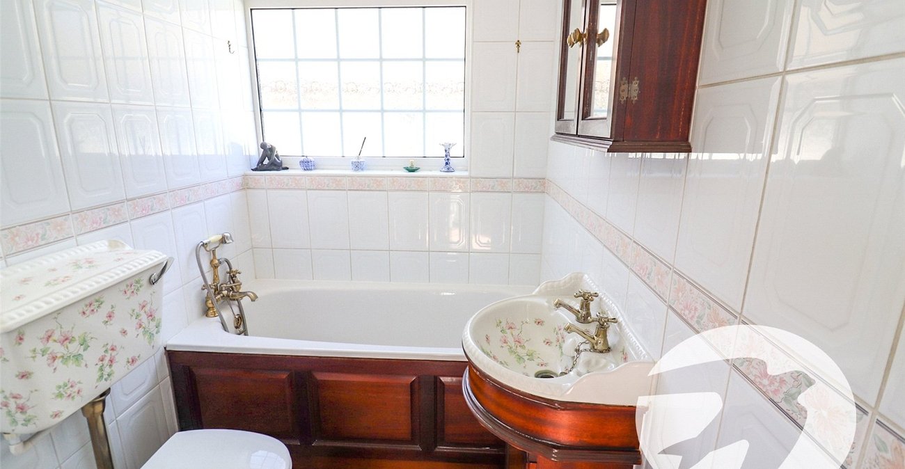 2 bedroom bungalow for sale in Erith | Robinson Jackson
