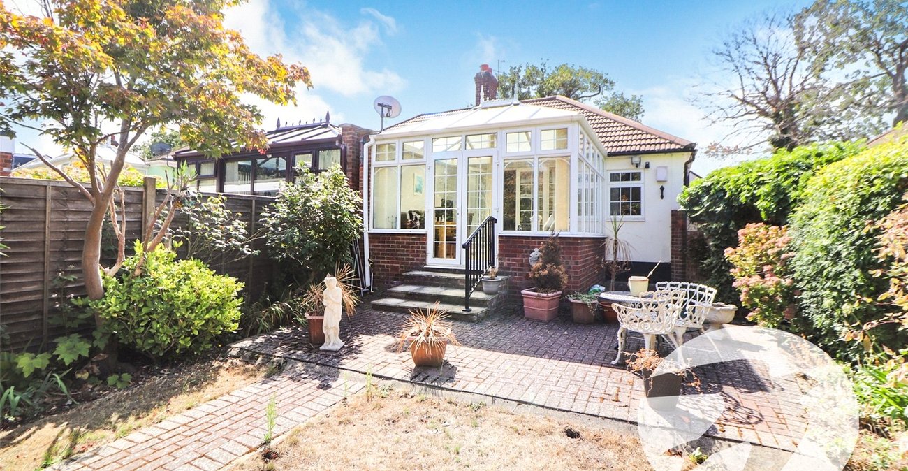 2 bedroom bungalow for sale in Erith | Robinson Jackson