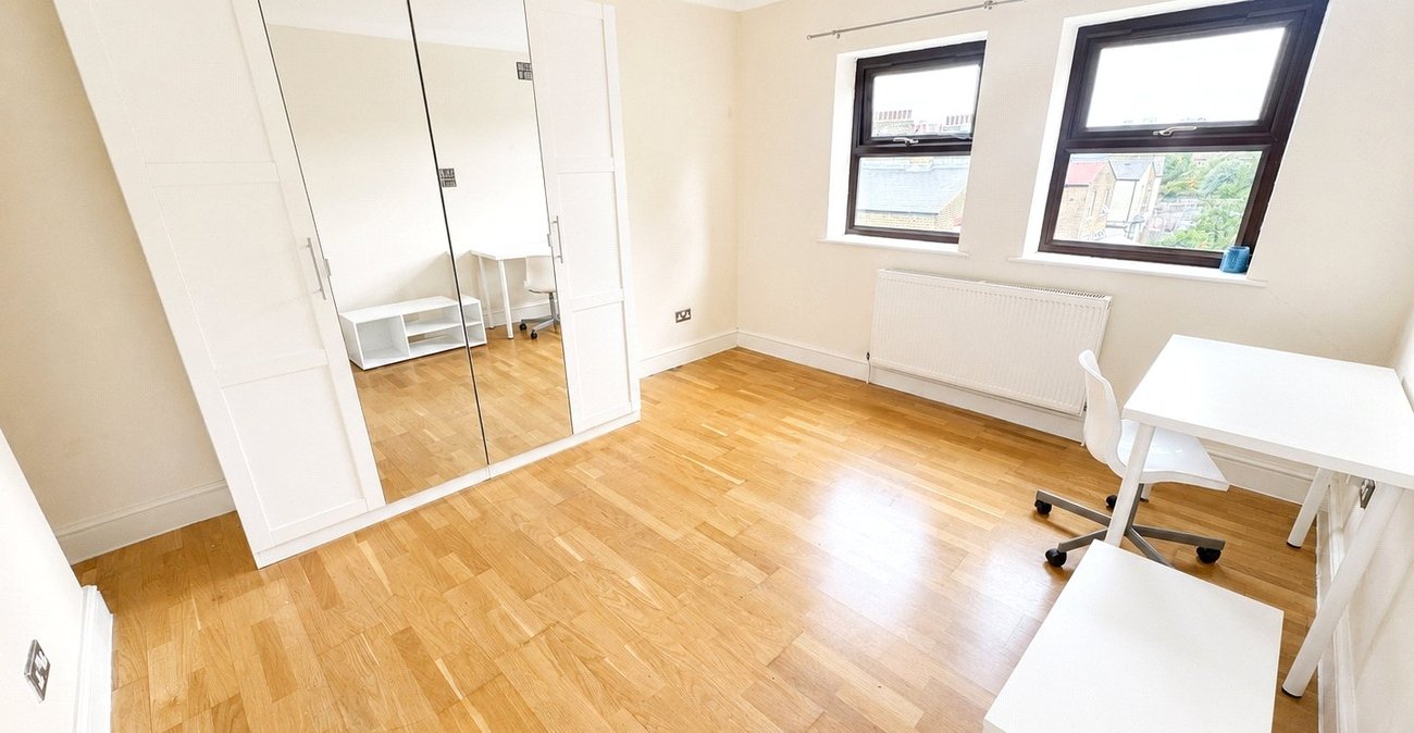 2 bedroom property for sale in London | Robinson Jackson