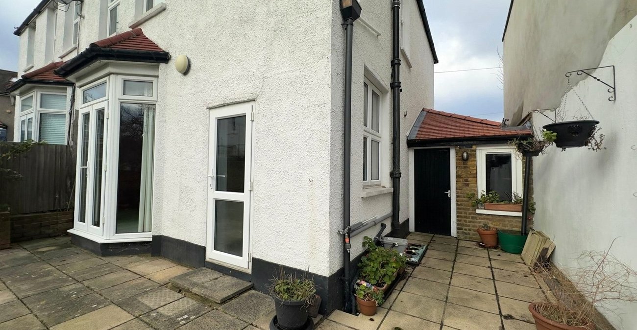 3 bedroom house for sale in London | Robinson Jackson