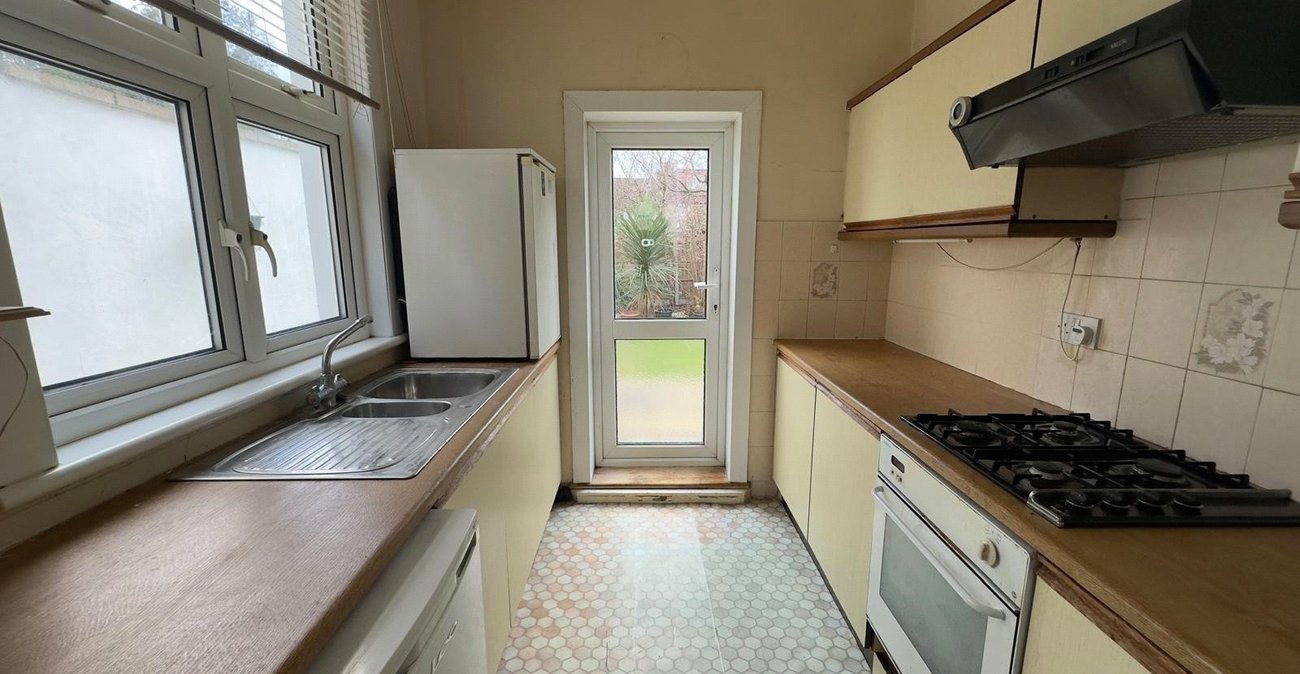 3 bedroom house for sale in London | Robinson Jackson