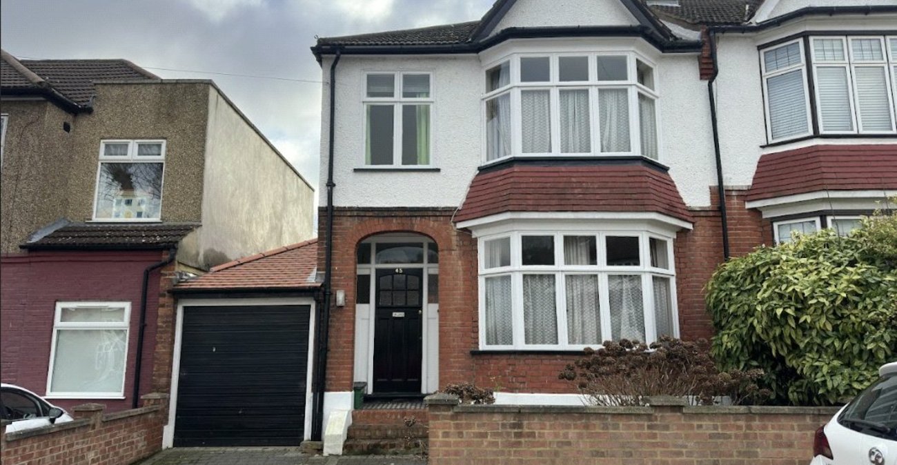 3 bedroom house for sale in London | Robinson Jackson