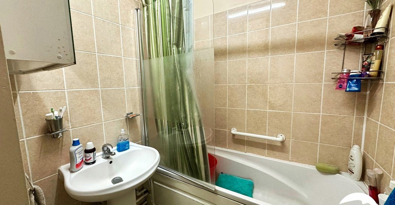 2 bedroom property for sale in London | Robinson Jackson