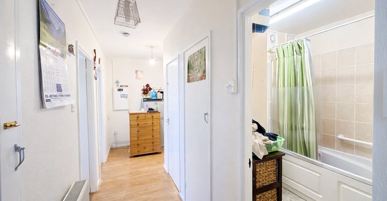 2 bedroom property for sale in London | Robinson Jackson