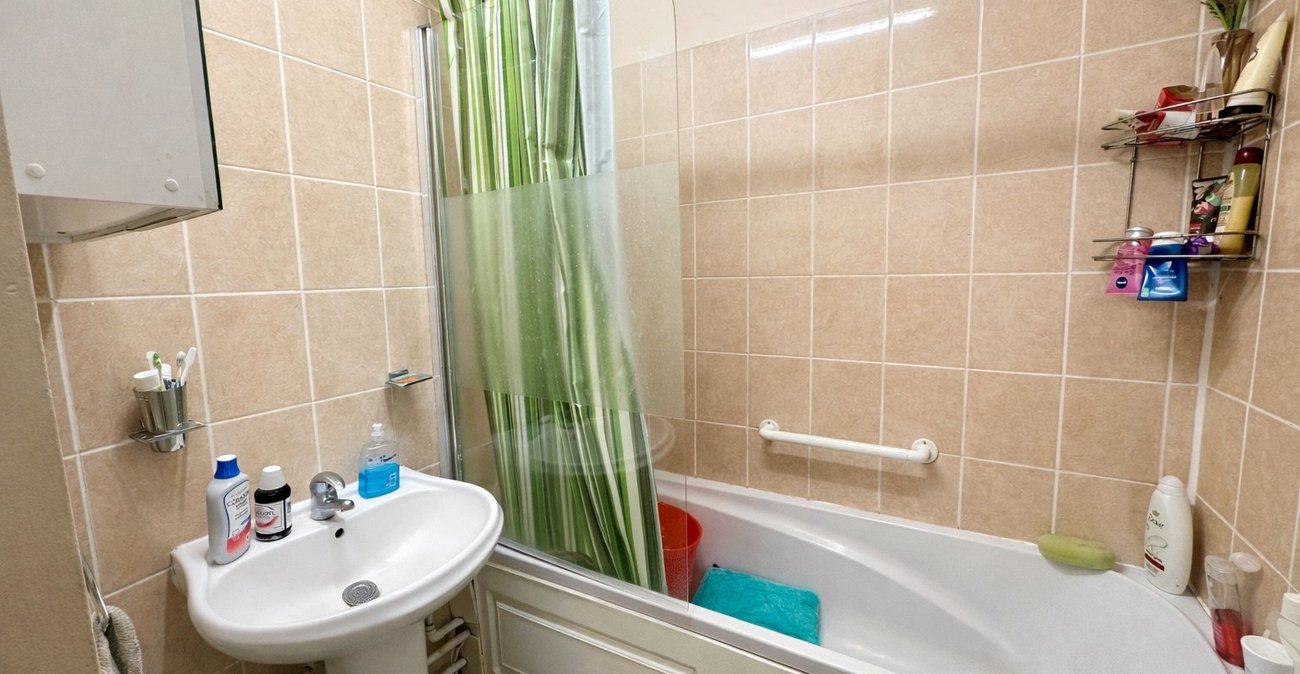 2 bedroom property for sale in London | Robinson Jackson