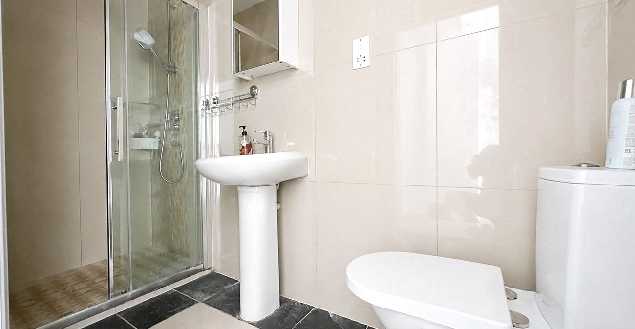 2 bedroom bungalow for sale in London | Robinson Jackson
