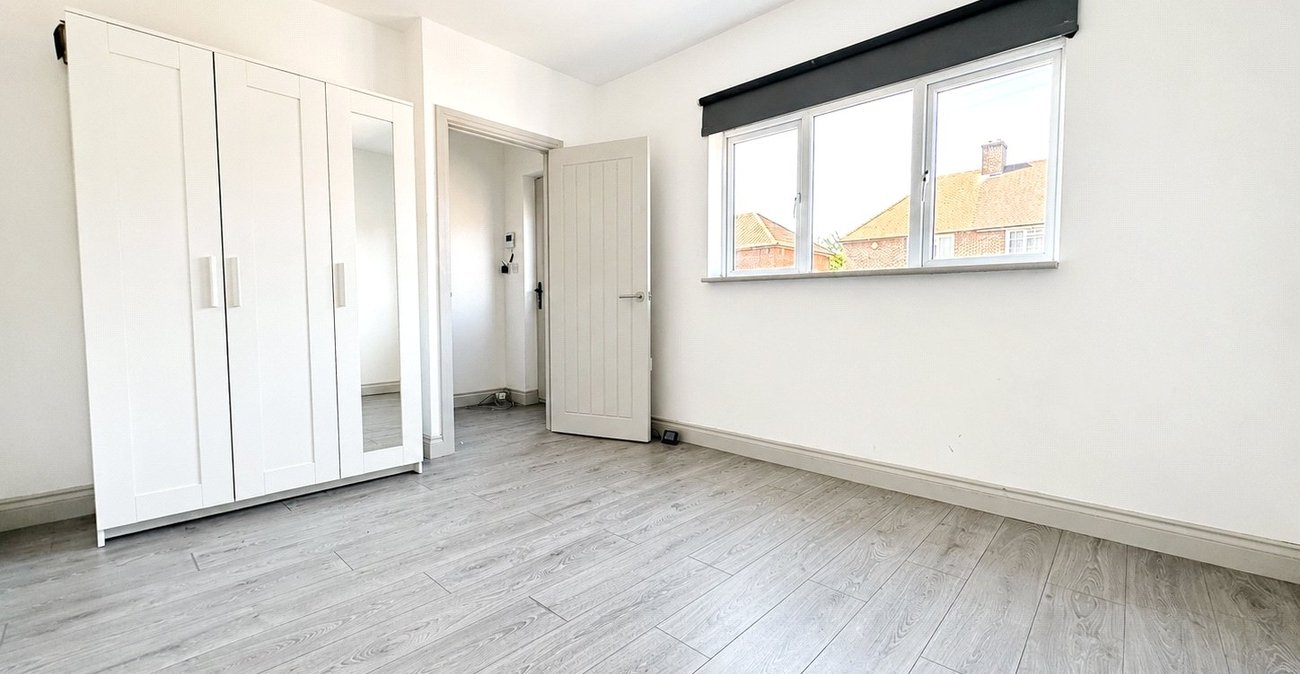 2 bedroom bungalow for sale in London | Robinson Jackson