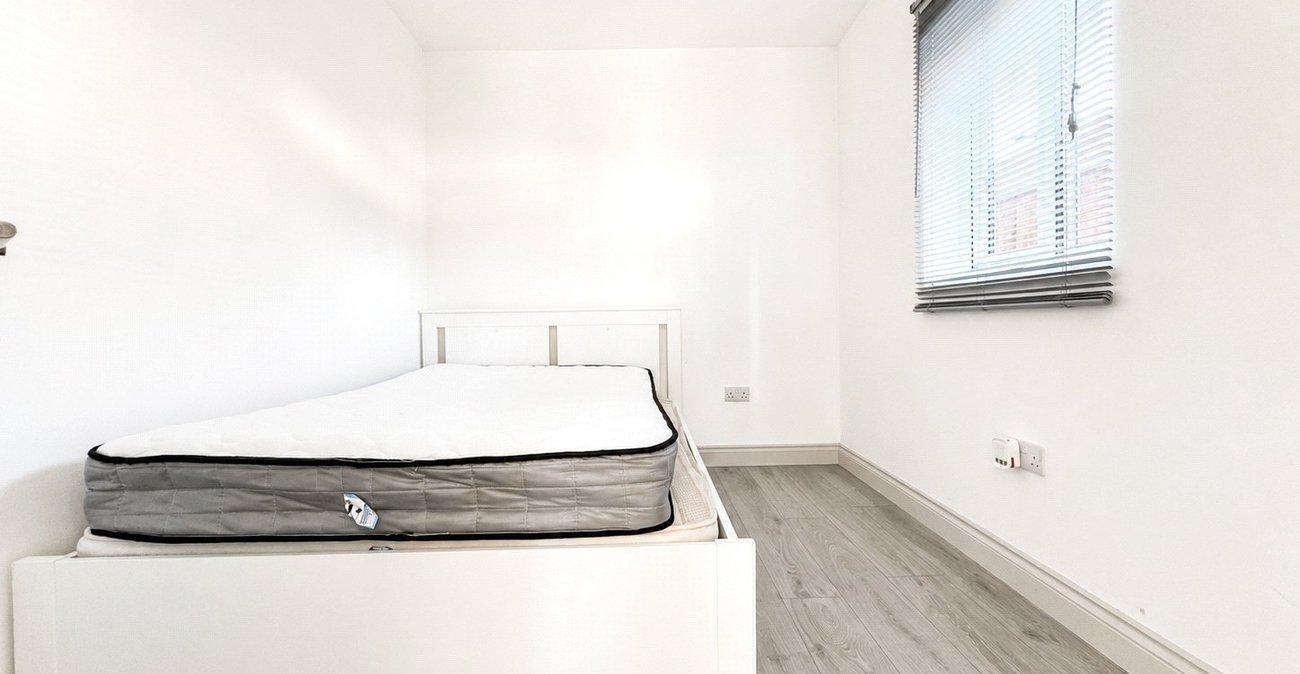 2 bedroom bungalow for sale in London | Robinson Jackson