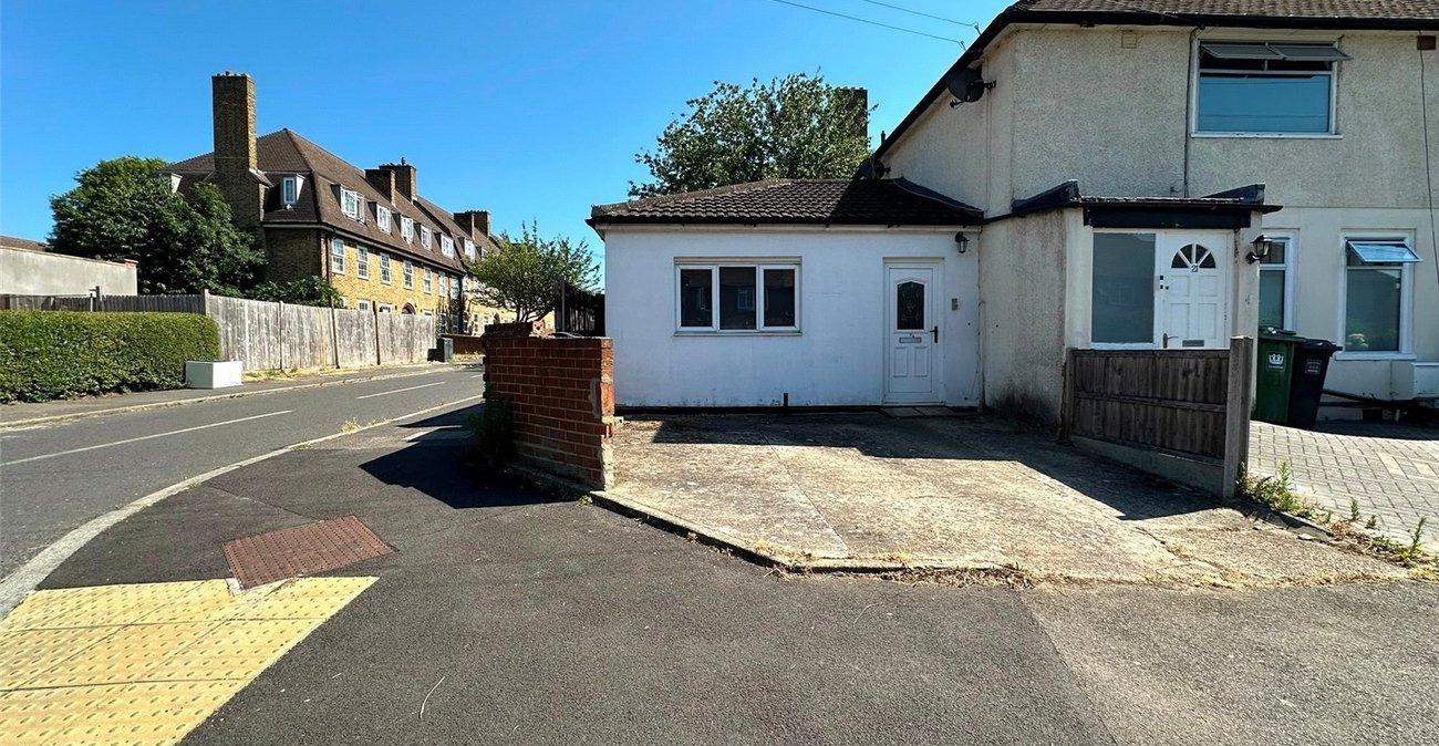 2 bedroom bungalow for sale in London | Robinson Jackson