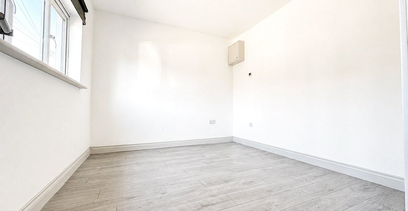 2 bedroom bungalow for sale in London | Robinson Jackson
