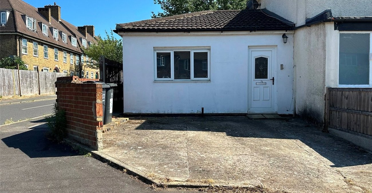2 bedroom bungalow for sale in London | Robinson Jackson