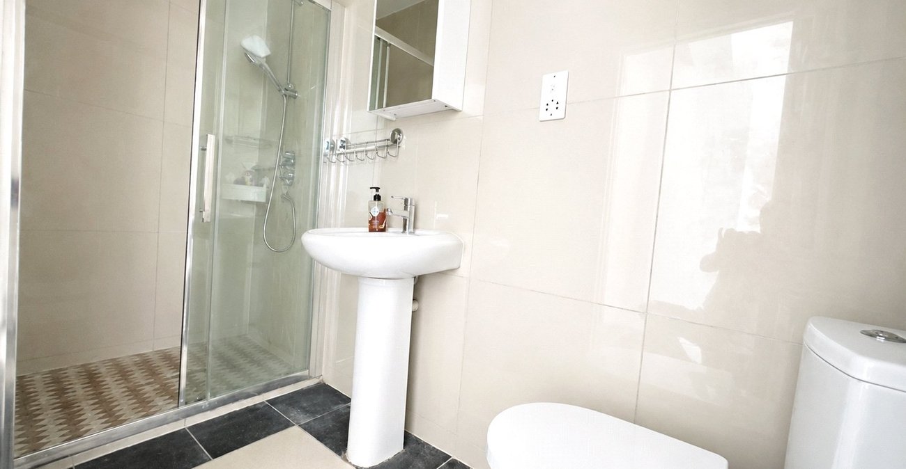 2 bedroom bungalow for sale in London | Robinson Jackson