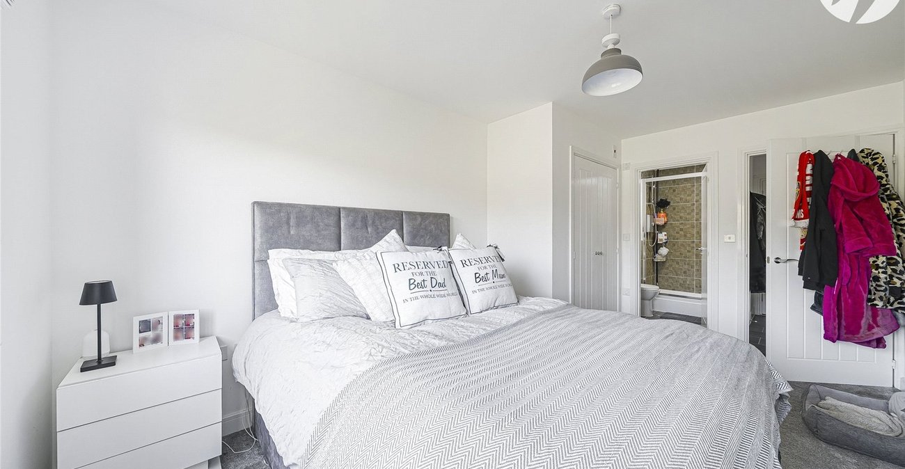 2 bedroom property for sale in Castle Hill | Robinson Jackson
