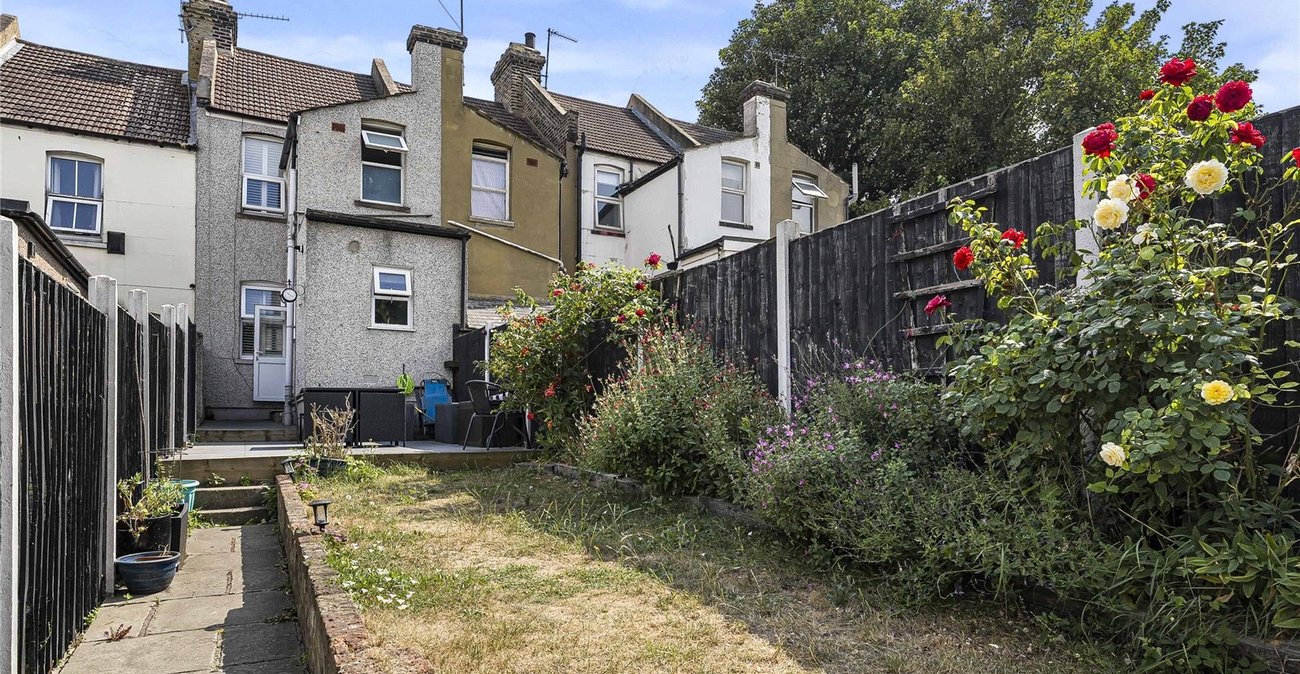 2 bedroom house for sale in Greenhithe | Robinson Jackson