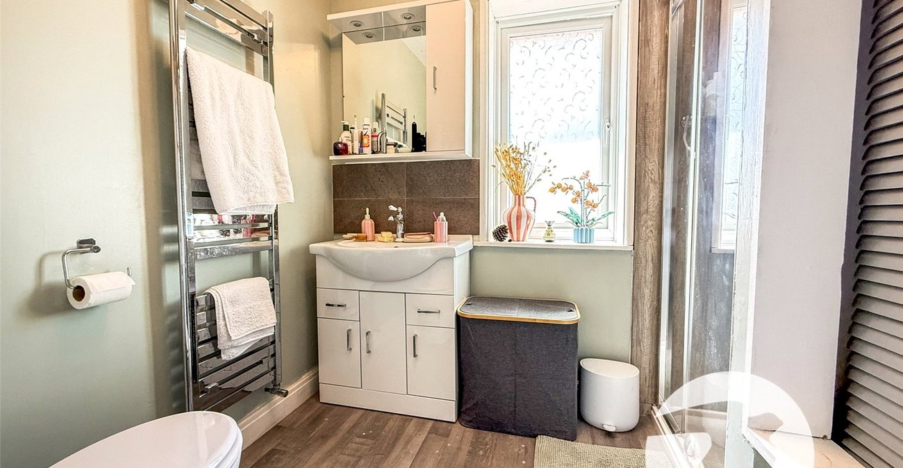 3 bedroom house for sale in London | Robinson Jackson