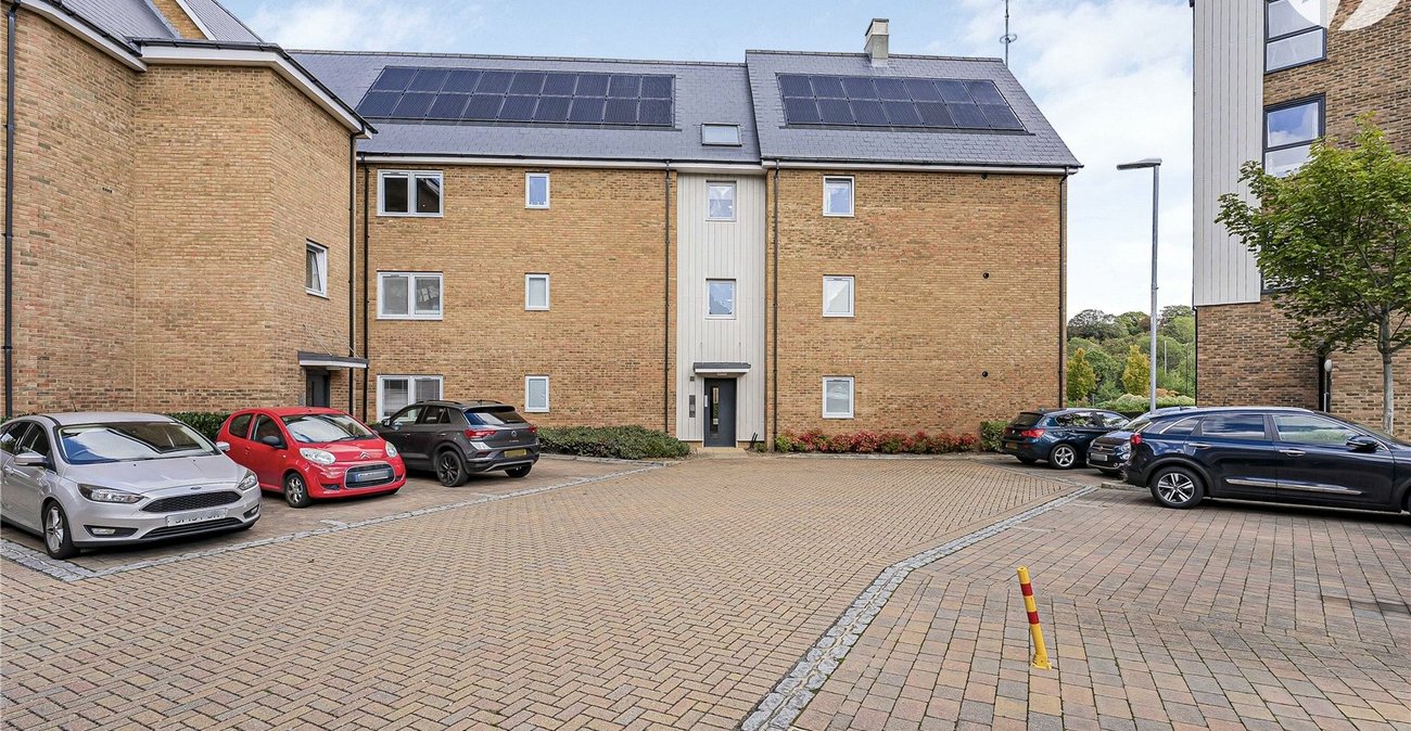 2 bedroom property for sale in Greenhithe | Robinson Jackson