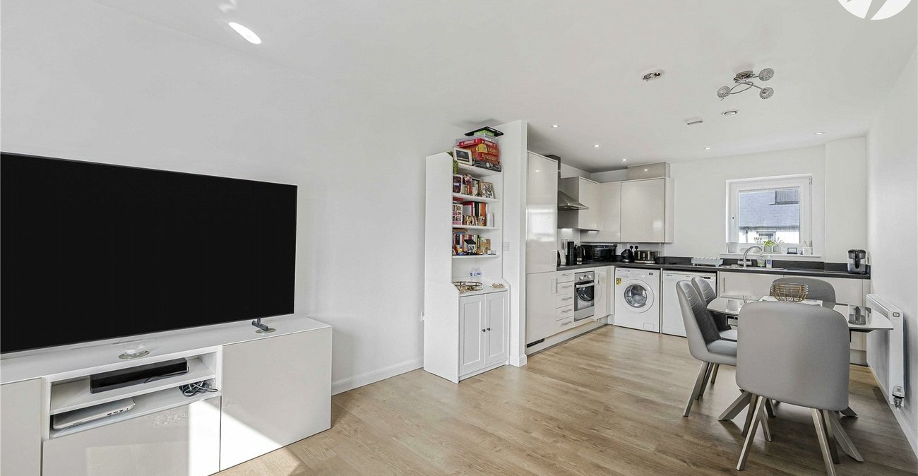 2 bedroom property for sale in Greenhithe | Robinson Jackson