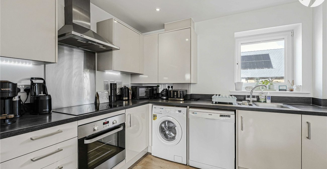 2 bedroom property for sale in Greenhithe | Robinson Jackson