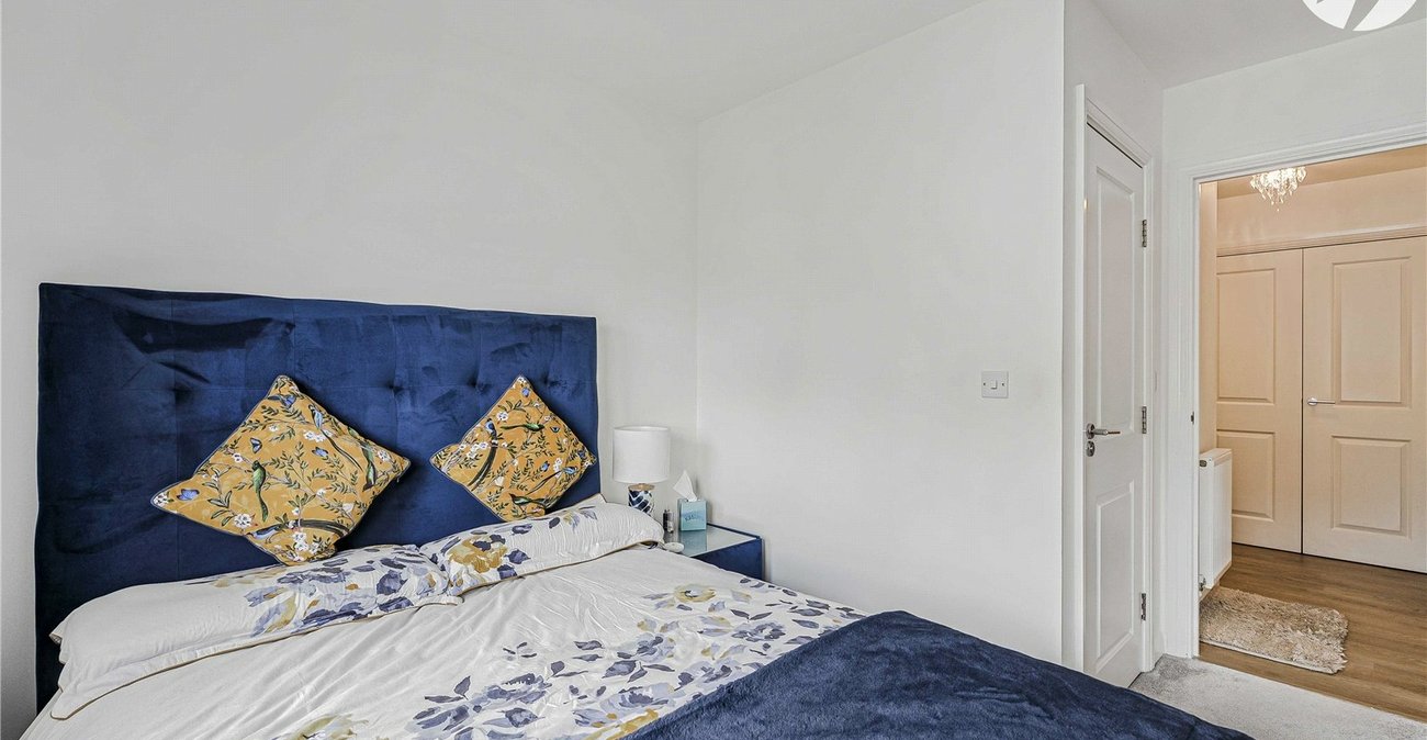 2 bedroom property for sale in Greenhithe | Robinson Jackson