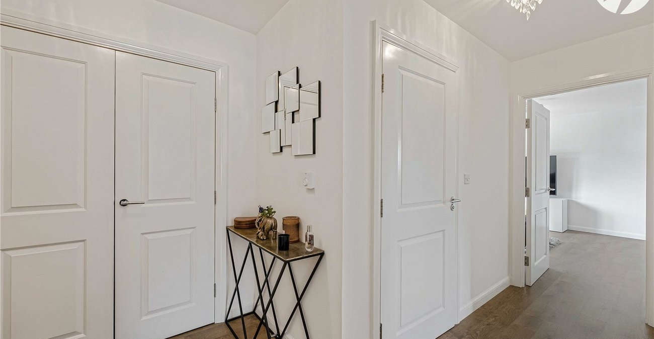 2 bedroom property for sale in Greenhithe | Robinson Jackson