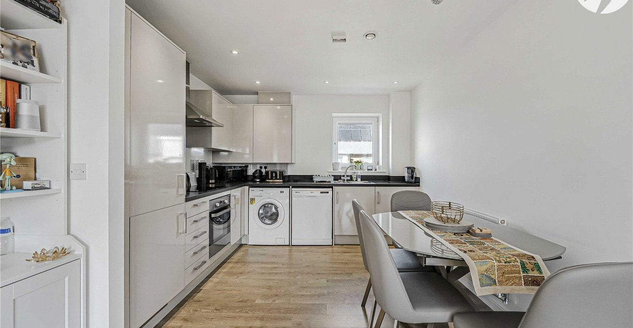 2 bedroom property for sale in Greenhithe | Robinson Jackson