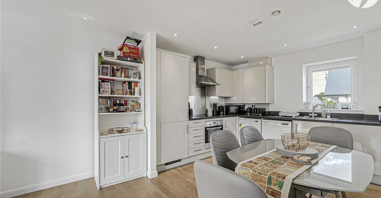 2 bedroom property for sale in Greenhithe | Robinson Jackson