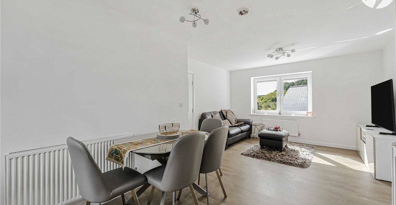 2 bedroom property for sale in Greenhithe | Robinson Jackson