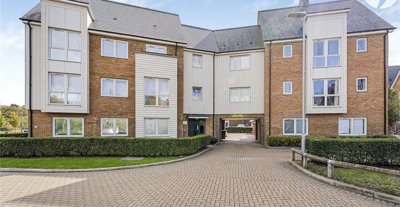 2 bedroom property for sale in Greenhithe | Robinson Jackson