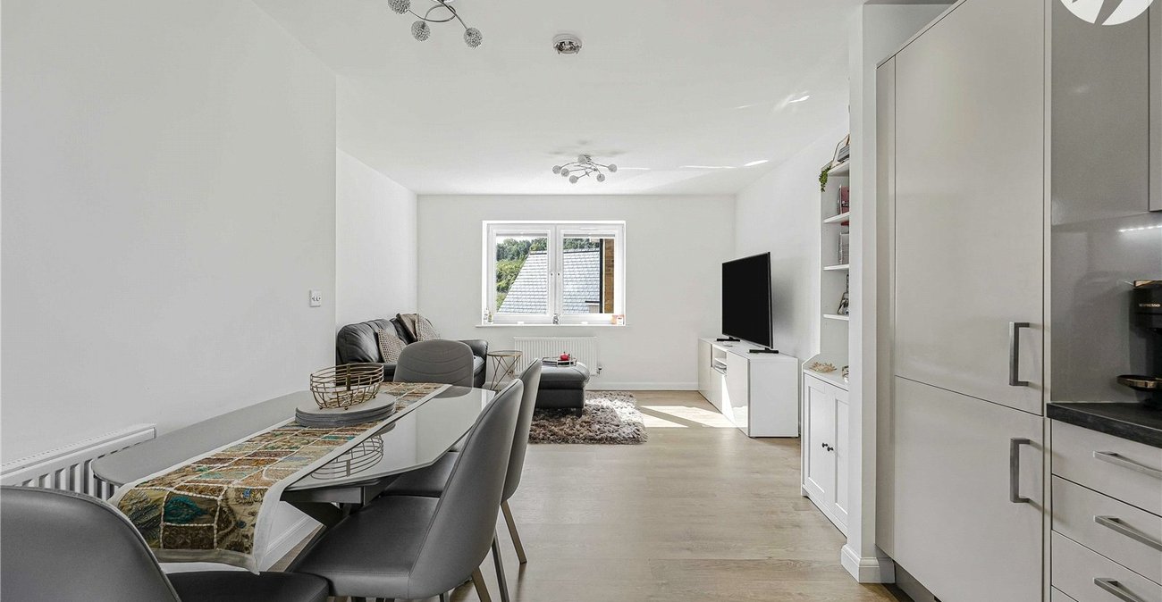 2 bedroom property for sale in Greenhithe | Robinson Jackson