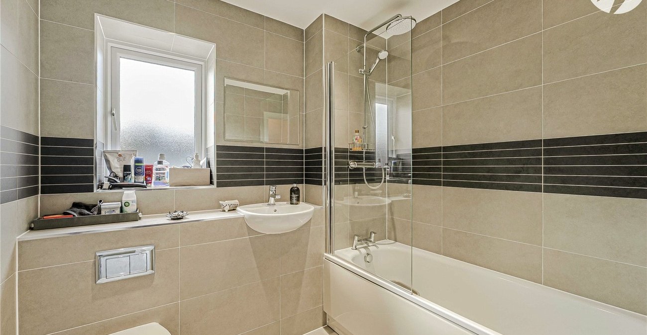 2 bedroom property for sale in Greenhithe | Robinson Jackson