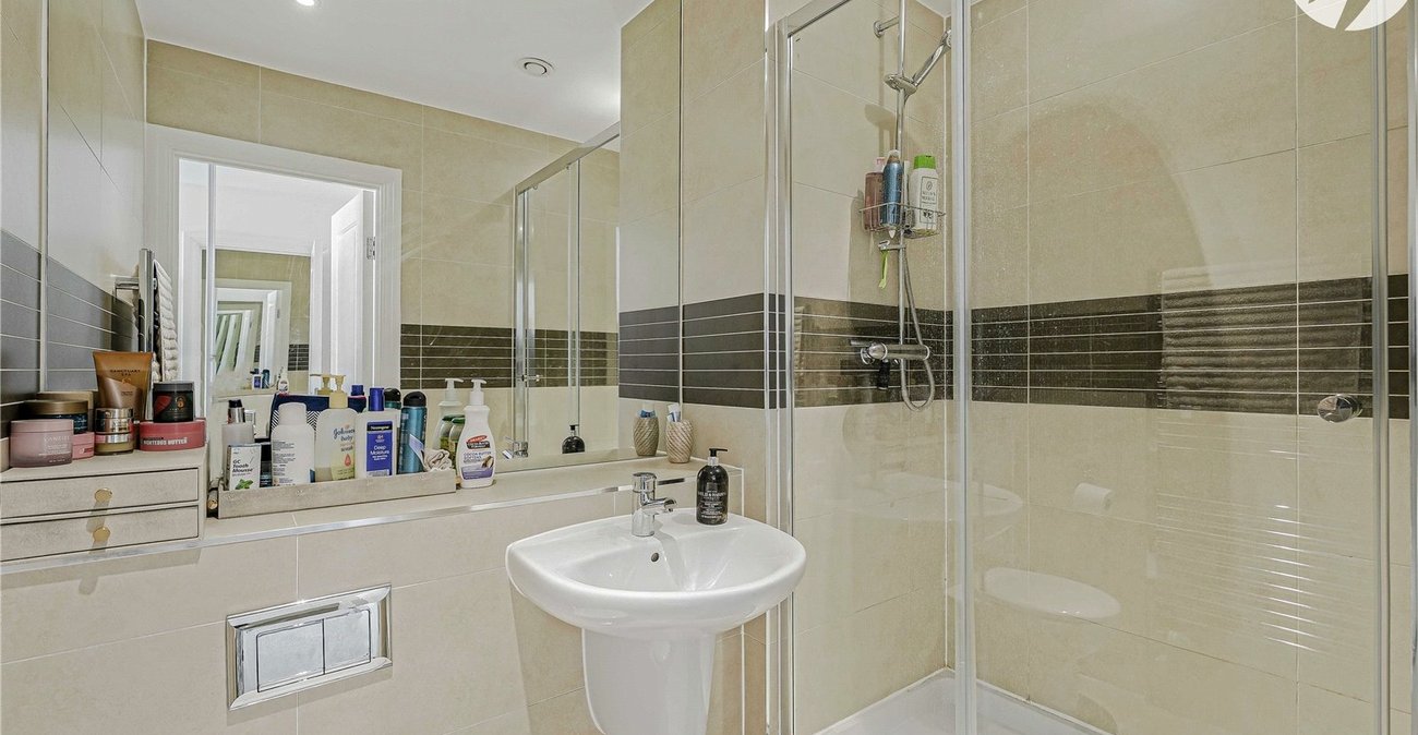 2 bedroom property for sale in Greenhithe | Robinson Jackson