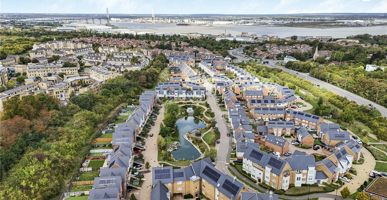 2 bedroom property for sale in Greenhithe | Robinson Jackson