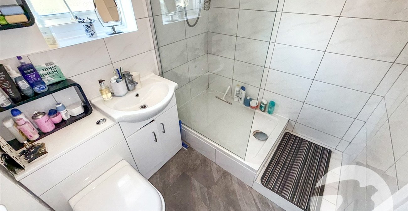2 bedroom property for sale in London | Robinson Jackson