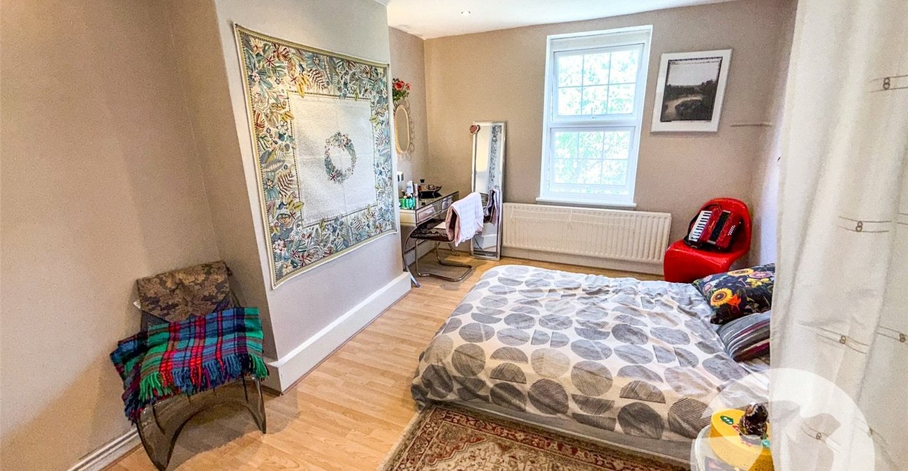 2 bedroom property for sale in London | Robinson Jackson