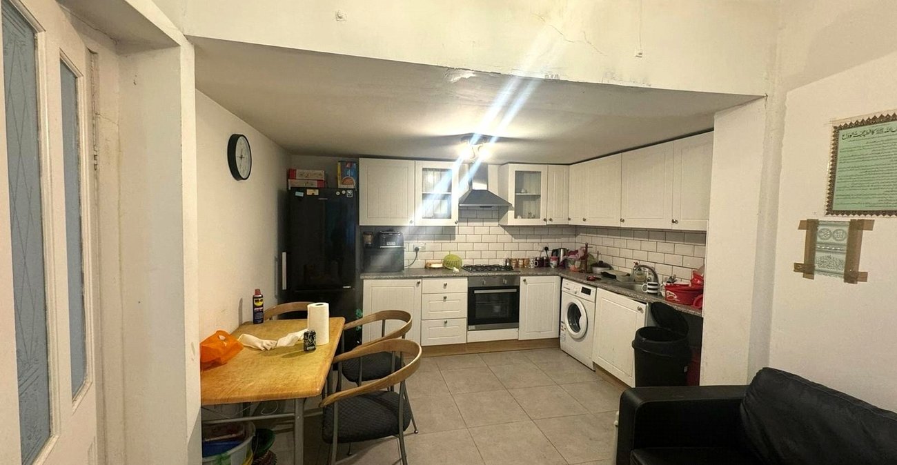 3 bedroom property for sale in London | Robinson Jackson