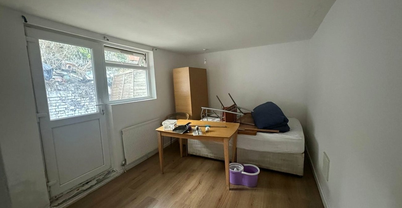 3 bedroom property for sale in London | Robinson Jackson