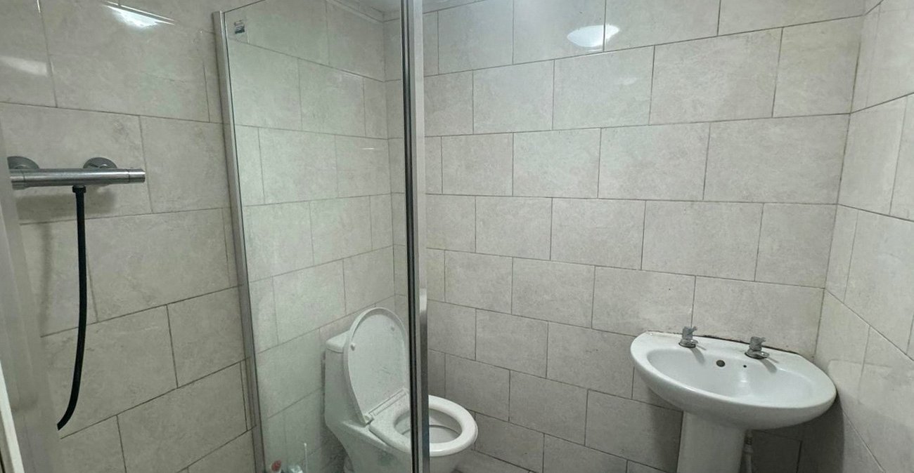 3 bedroom property for sale in London | Robinson Jackson