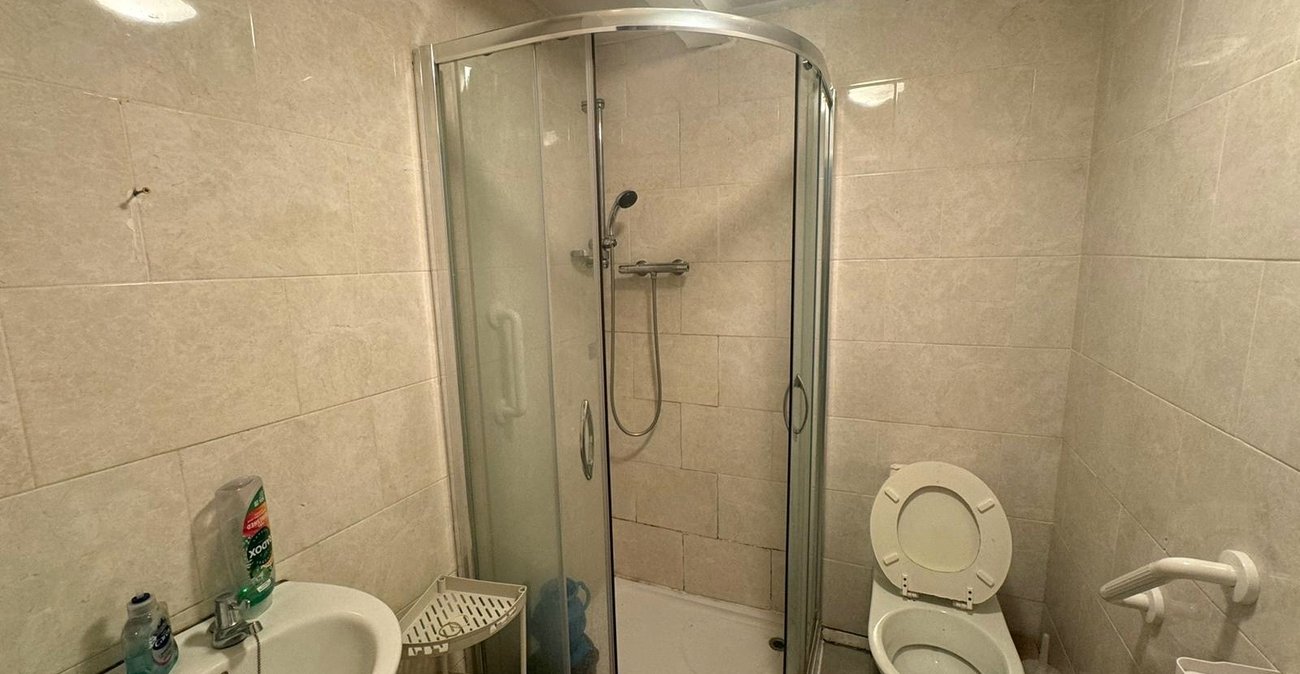 3 bedroom property for sale in London | Robinson Jackson