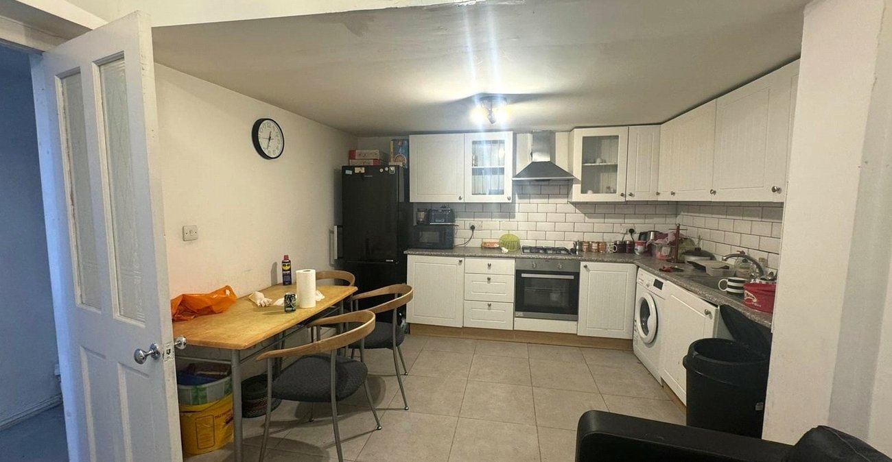 3 bedroom property for sale in London | Robinson Jackson