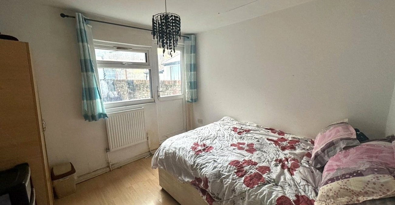 3 bedroom property for sale in London | Robinson Jackson