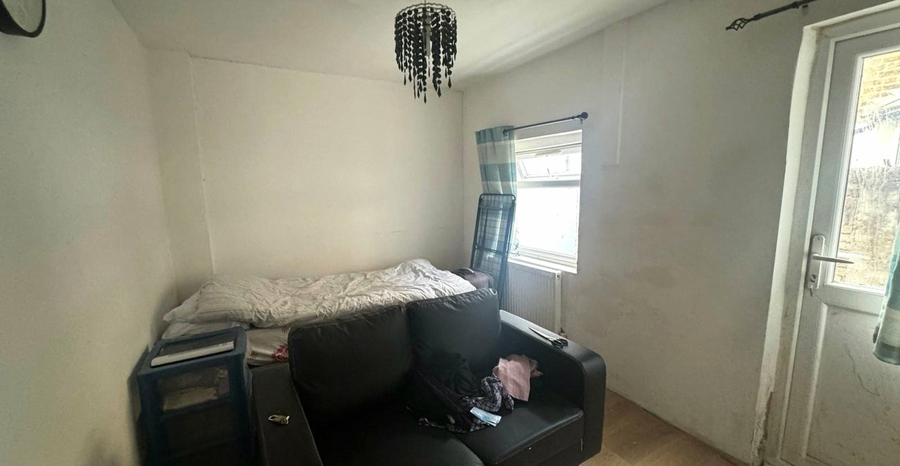 3 bedroom property for sale in London | Robinson Jackson