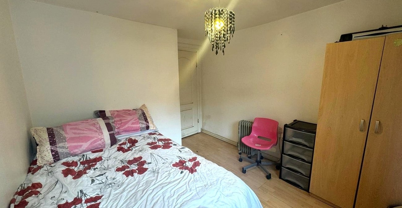 3 bedroom property for sale in London | Robinson Jackson