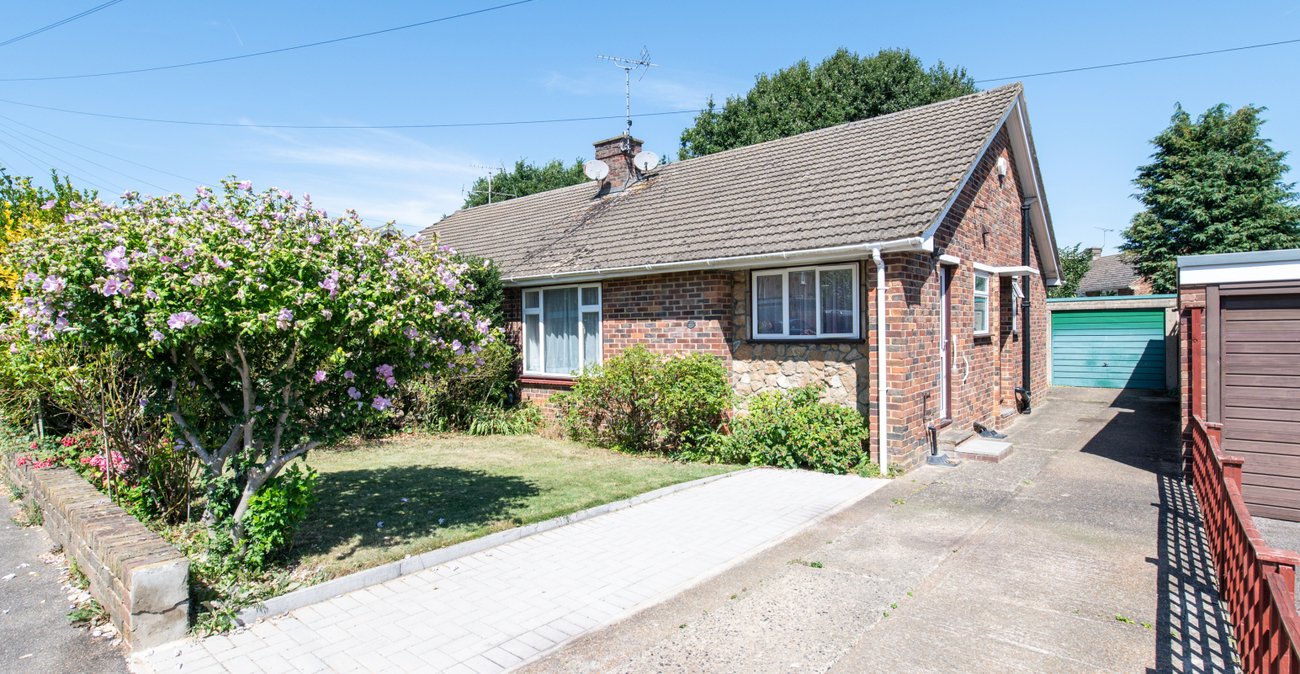 2 bedroom bungalow for sale in Rainham | Robinson Michael & Jackson