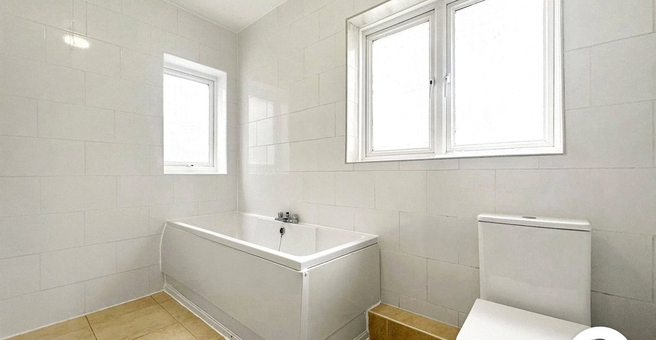 3 bedroom house for sale in London | Robinson Jackson