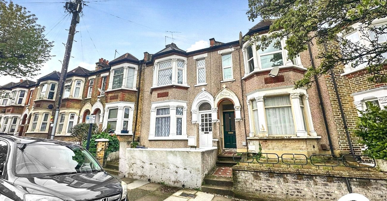 3 bedroom house for sale in London | Robinson Jackson